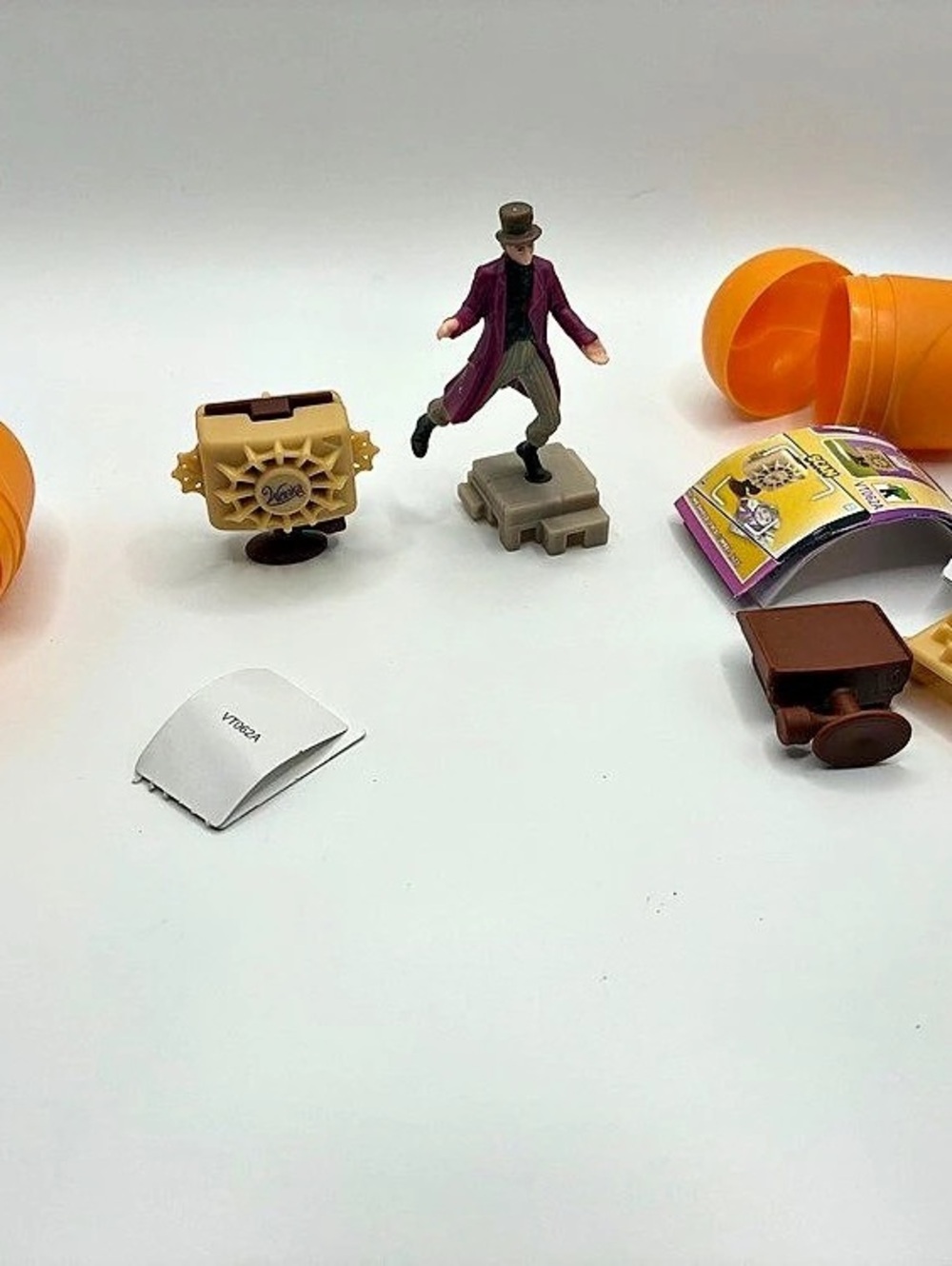 Kinder Willy Wonka Figure and Camera Toy Set Orange & Brown